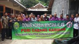 BANTUAN BENCANA DARI PGRI KECAMATAN KASIHAN BANTUL DI KLAYAR DESA KEDUNGPOH